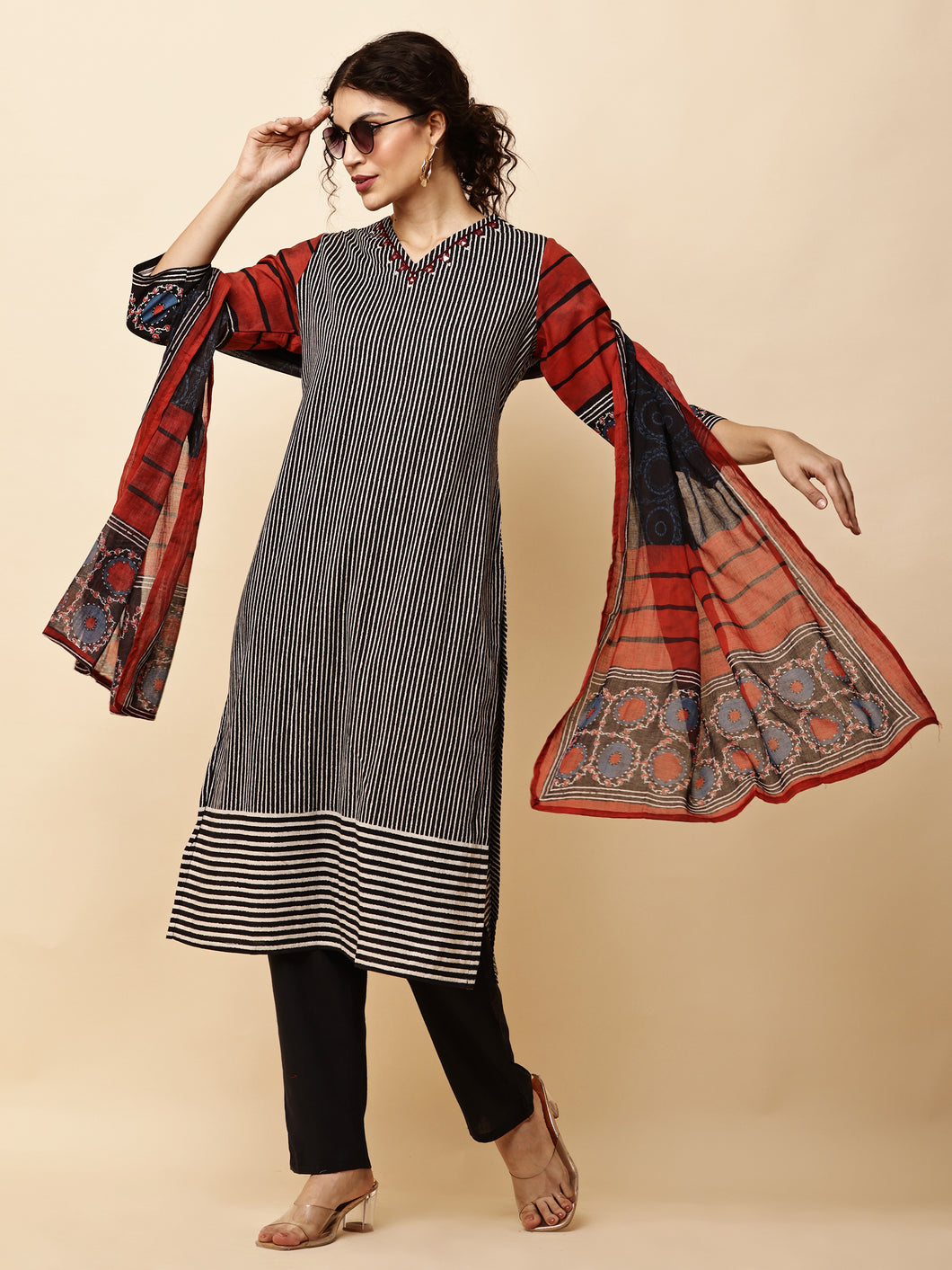 Kurta Pant & Dupatta Suit Set
