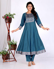 Load image into Gallery viewer, Teal Kurta Pant &amp; Dupatta Suit Set
